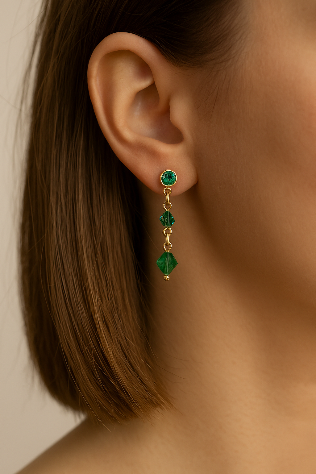 13 - Boucles d’Oreilles GEFOR – Éclat Émeraude et Finesse Dorée