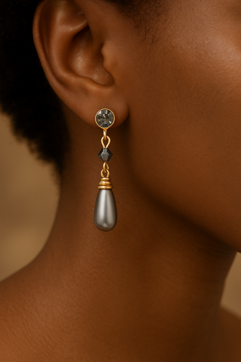 18 - Boucles d’Oreilles Pendantes Plaquées Or – Perle Goutte Nacrée & Cristal Fumé