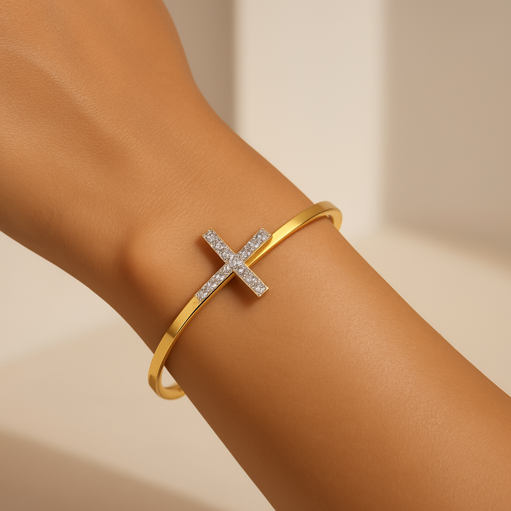 ✨ Bracelet doré avec croix ornée de strass – Élégance Divine ✨