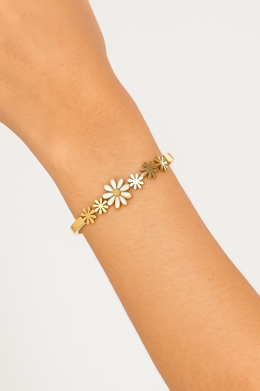 Bracelet doré fleuri – Élégance printanière