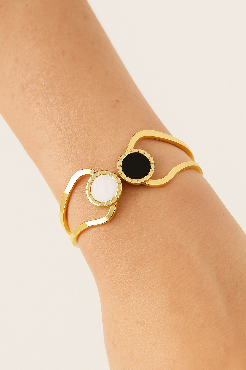 🖤 Bracelet Bicolore “Éclat Contrasté” – Nacre & Onyx