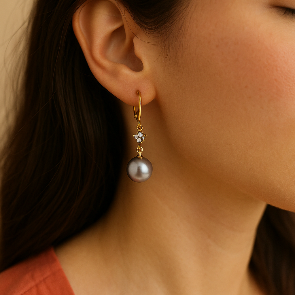 10 - Boucles d’Oreilles GEFOR – Perle Grise & Fleur Dorée
