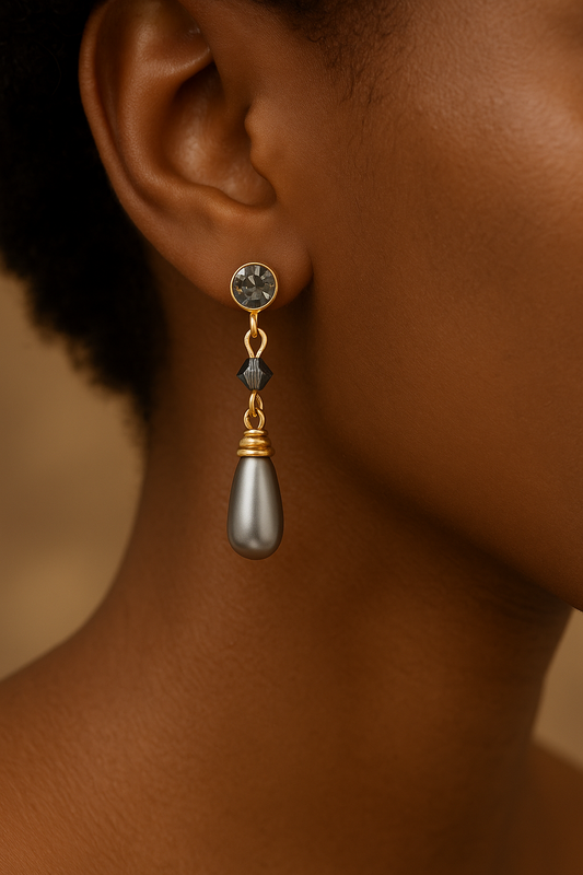 18 - Boucles d’Oreilles Pendantes Plaquées Or – Perle Goutte Nacrée & Cristal Fumé